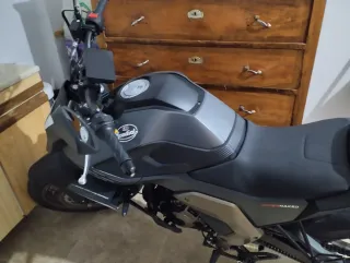 Moto Naked Negra y Gris