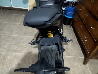 Moto Naked Negra y Gris