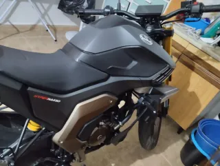 Moto Naked Negra y Gris