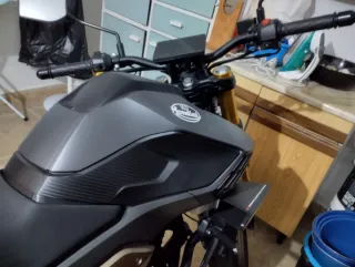 Moto Naked Negra y Gris