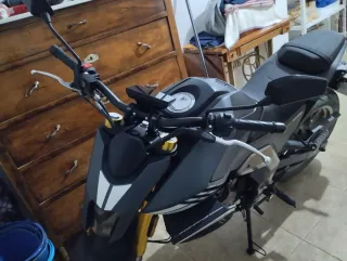 Moto Naked Negra y Gris