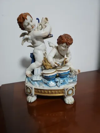 Figura de porcelana de dos querubines