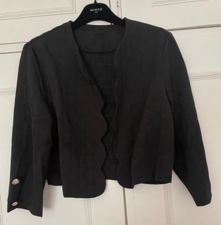 Vestido de lunares negro y blanco, con chaqueta