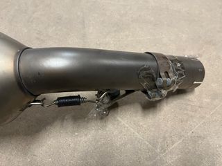 Tubo de escape LeoVince carbono