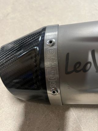 Tubo de escape LeoVince carbono