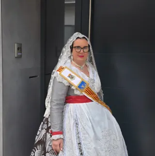 Cuerpo de fallera gris y rojo