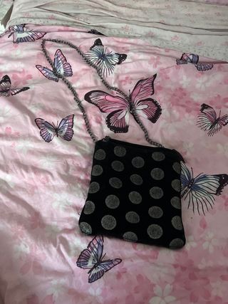 Bolso negro con lunares plateados