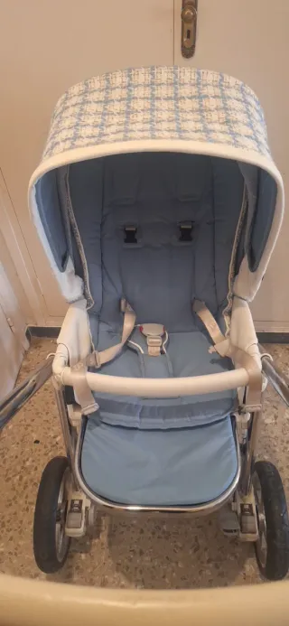 Carrito de bebé blanco y azul