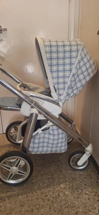 Carrito de bebé blanco y azul