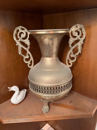 Jarrón de metal decorativo