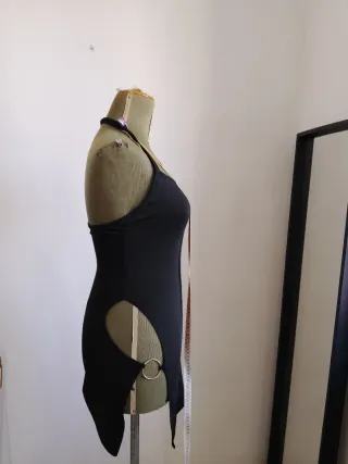 Vestito nero con dettagli metallici
