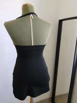 Vestito nero con dettagli metallici
