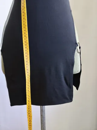 Vestito nero con dettagli metallici