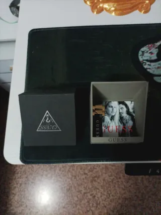 Reloj Guess King dorado con cristales incrustados