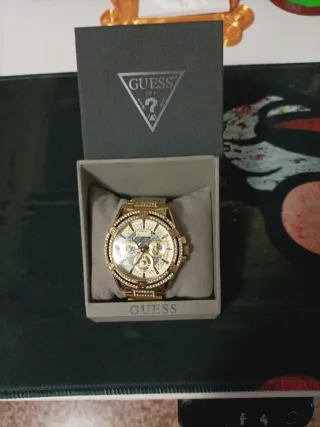 Reloj Guess King dorado con cristales incrustados