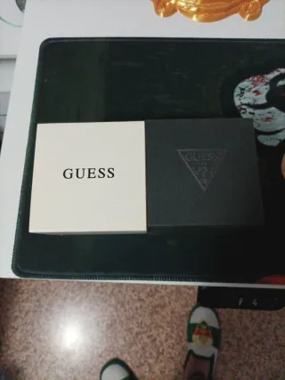 Reloj Guess King dorado con cristales incrustados