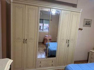 Armario de dormitorio con espejo