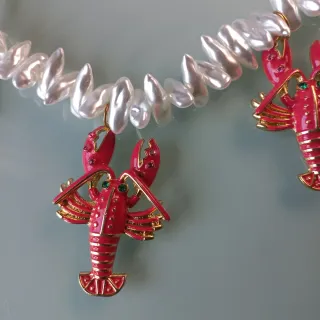 Collar de perlas con dijes de langosta