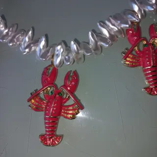 Collar de perlas con dijes de langosta