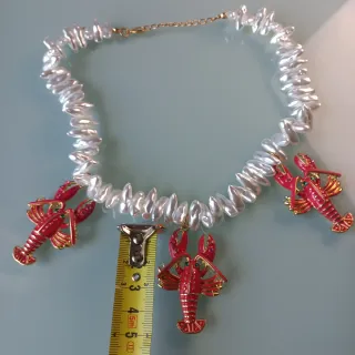 Collar de perlas con dijes de langosta
