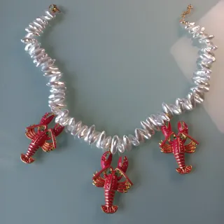 Collar de perlas con dijes de langosta