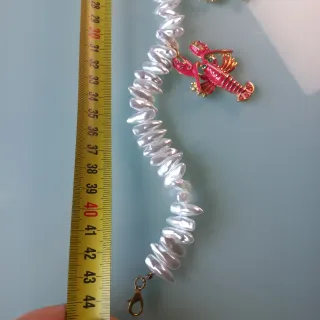 Collar de perlas con dijes de langosta