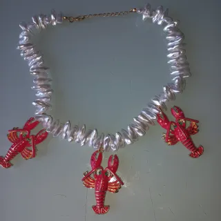 Collar de perlas con dijes de langosta