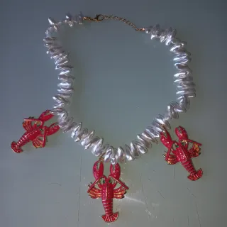 Collar de perlas con dijes de langosta
