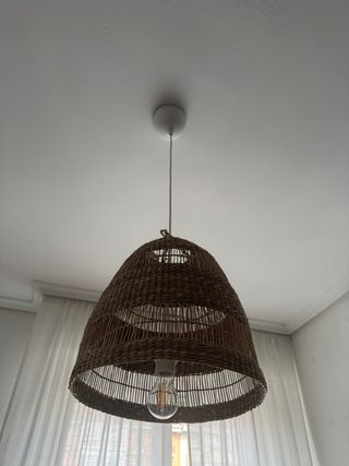 Lámpara mimbre Ikea con soporte blanco