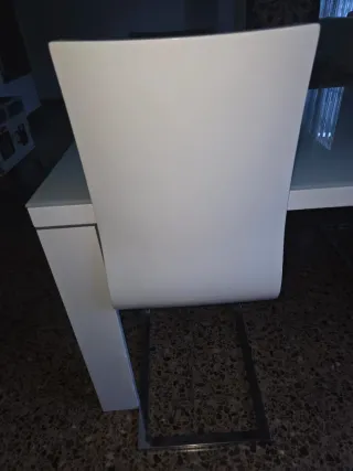 Mesa de comedor y 4 sillas