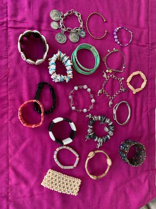 Lote de pulseras variadas
