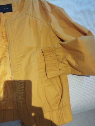 Cazadora amarilla verano