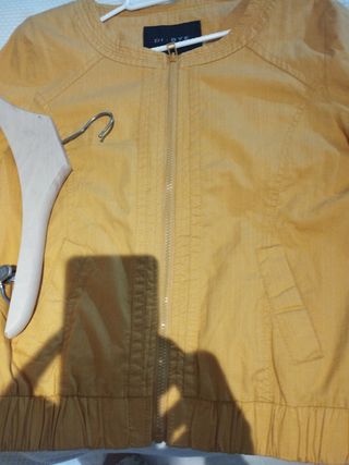 Cazadora amarilla verano