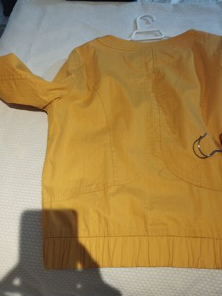 Cazadora amarilla verano