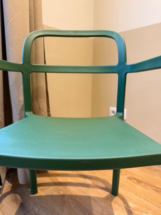 Silla YPPERLIG IKEA verde con reposabrazos