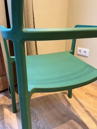 Silla YPPERLIG IKEA verde con reposabrazos