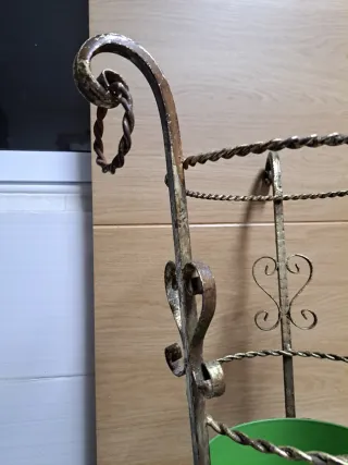 Paragüero vintage de metal con cuenco verde