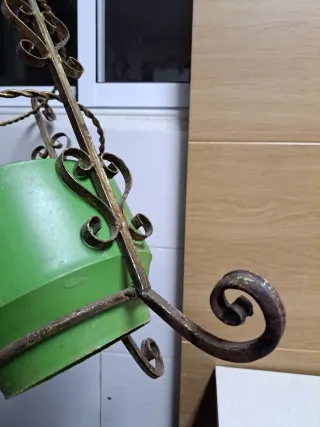 Paragüero vintage de metal con cuenco verde