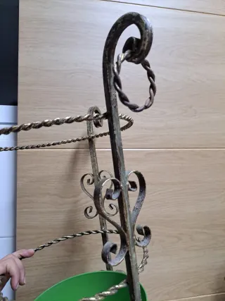 Paragüero vintage de metal con cuenco verde