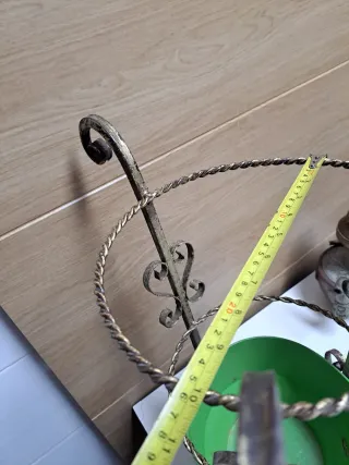 Paragüero vintage de metal con cuenco verde