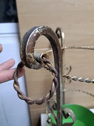 Paragüero vintage de metal con cuenco verde