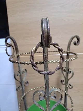 Paragüero vintage de metal con cuenco verde