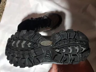 Zapatillas deportivas negras y grises