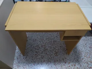 Escritorio de madera beige
