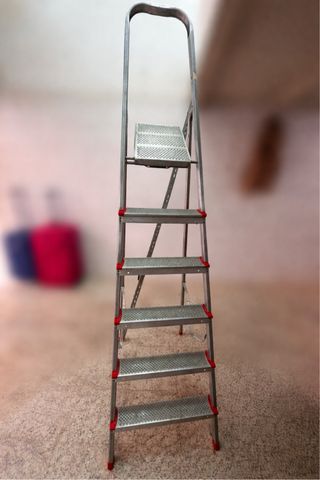 Escalera aluminio plegable 6 peldaños