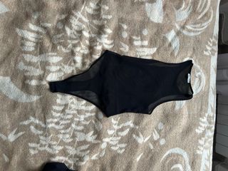 Top negro escotado manga larga