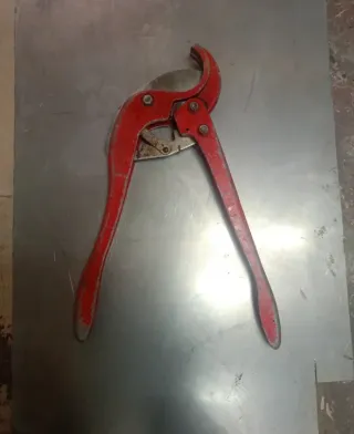 Tijeras Cortatubos Profesional Roja