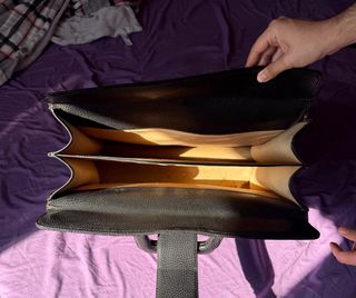 Maletín negro con cierre metálico