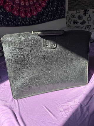 Maletín negro con cierre metálico