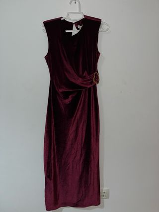 Vestido de terciopelo burdeos con hebilla